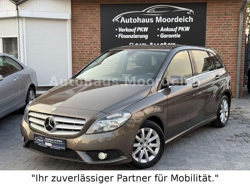 Grau Gebraucht 2013 Mercedes B200 Van / Kleinbus | 8.999 € (Fairer Preis) - Bild 1/4