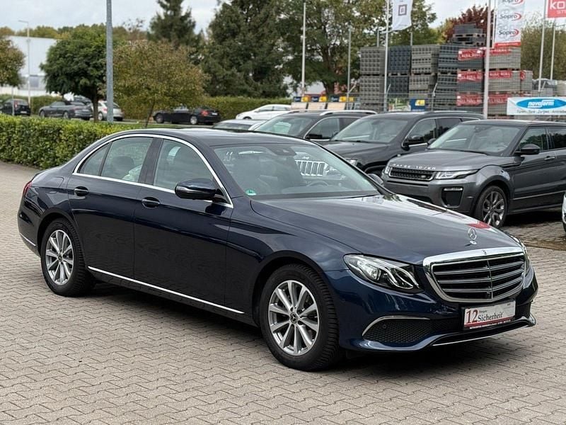 Blau Gebraucht 2019 Mercedes E220 Limousine | 29.990 € (Superpreis) - Bild 1/2