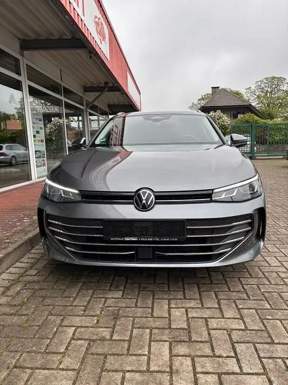 Gebraucht VW Passat Business 150 PS (110 kW) 2025 Grau Kombi