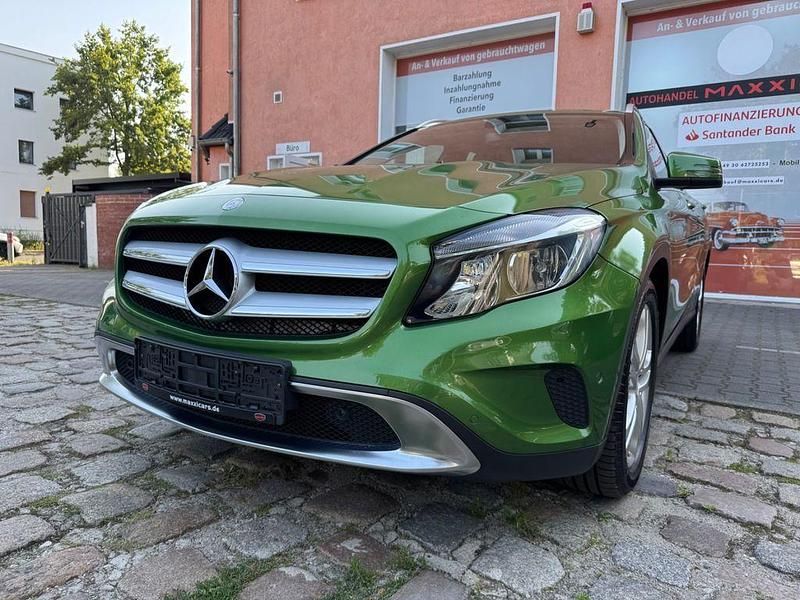 Grün Gebraucht 2016 Mercedes GLA200 AMG SUV | 14.990 € (Fairer Preis) - Bild 1/4