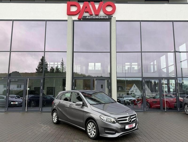 Grau Gebraucht 2015 Mercedes B200 Van / Kleinbus | 11.891 € (Fairer Preis) - Bild 1/4