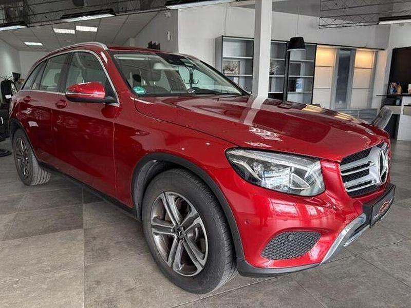 Gebraucht Mercedes GLC250 204 PS (150 kW) 2018 Sonderlackierung hyazinthrot SUV