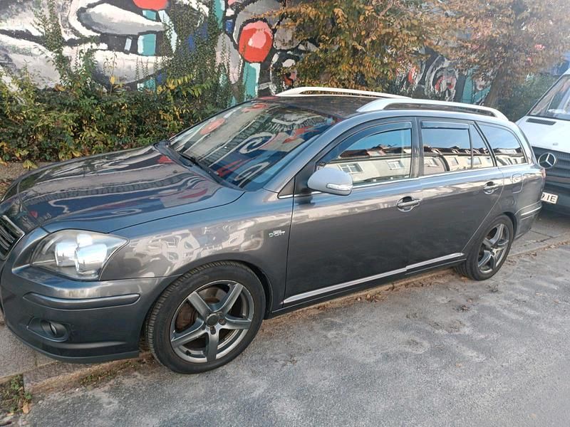 Grau Gebraucht 2006 Toyota Avensis Kombi | 3.500 € (Etwas zu teuer) - Bild 1/4