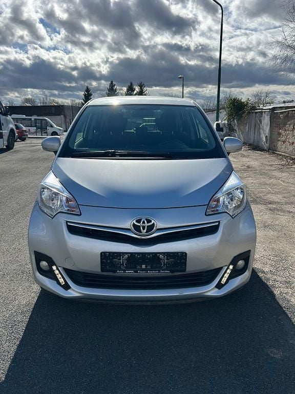 Gebraucht Toyota Verso-S 99 PS (72 kW) 2012 Silber Van / Kleinbus