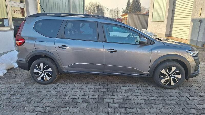 Neu Dacia Jogger Expression 101 PS (74 kW) 2026 Grau Van / Kleinbus