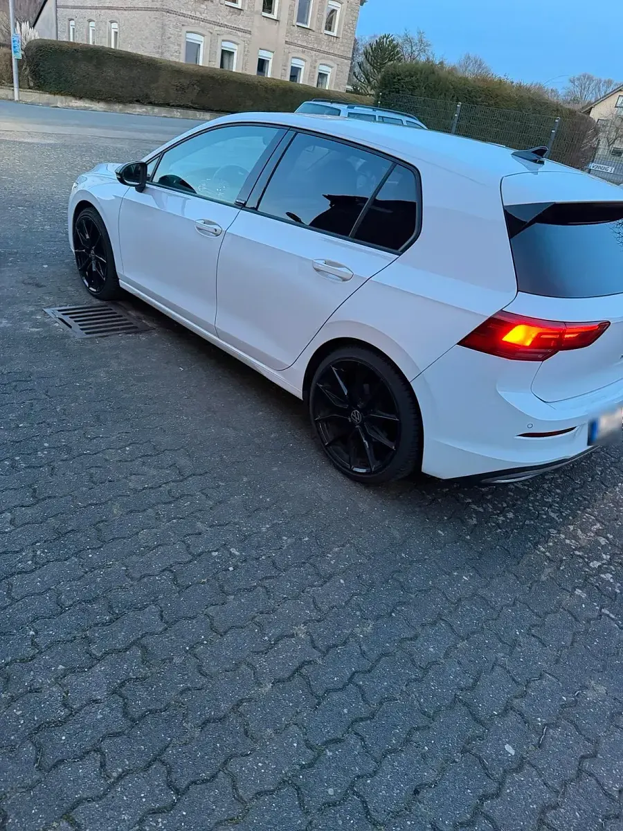 Gebraucht VW Golf VIII Active 150 PS (110 kW) 2022 Weiß Limousine
