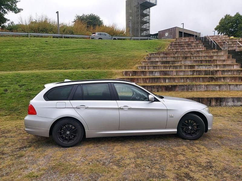 Silber Gebraucht 2011 BMW 320 Comfort Edition Kombi | 3.650 € (Superpreis) - Bild 1/4