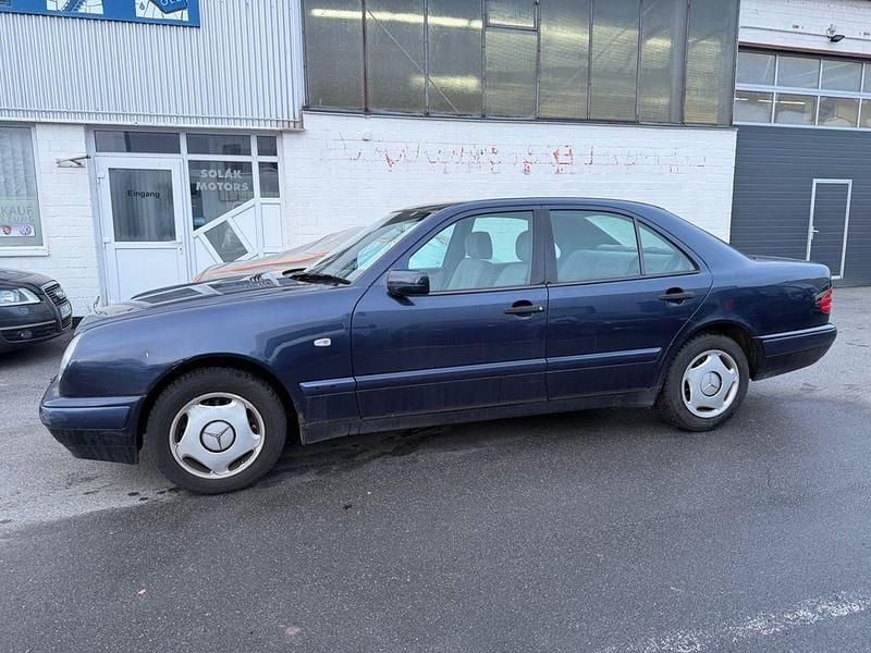 Gebraucht Mercedes E200 136 PS (100 kW) 1997 Blau Limousine