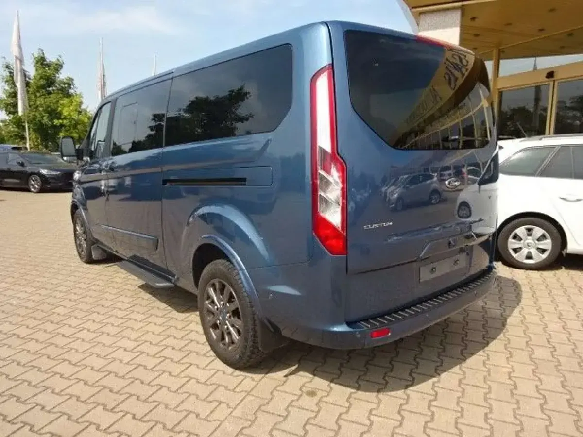 Gebraucht Ford Tourneo Titanium 131 PS (96 kW) 2021 Blau Van / Kleinbus