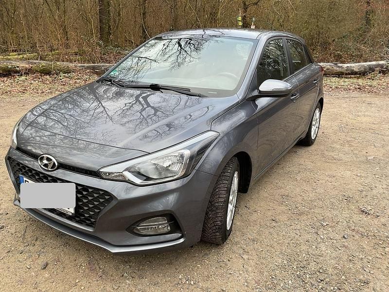 Grau Gebraucht 2018 Hyundai i20 Trend Limousine | 9.900 € (Fairer Preis) - Bild 1/4