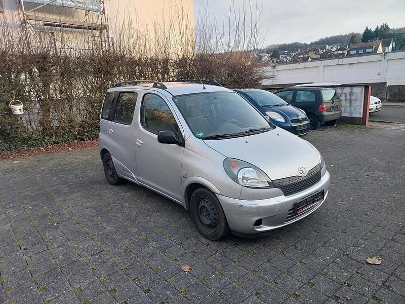 Grau Gebraucht 2000 Toyota Yaris Kombi | 1.600 € (Fairer Preis) - Bild 1/4