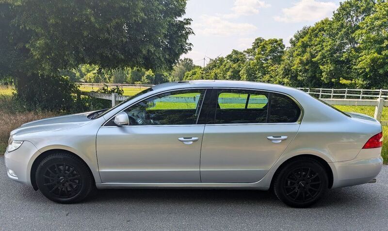 Silber Gebraucht 2009 Skoda Superb Comfort Limousine | 7.000 € (Fairer Preis) - Bild 1/2