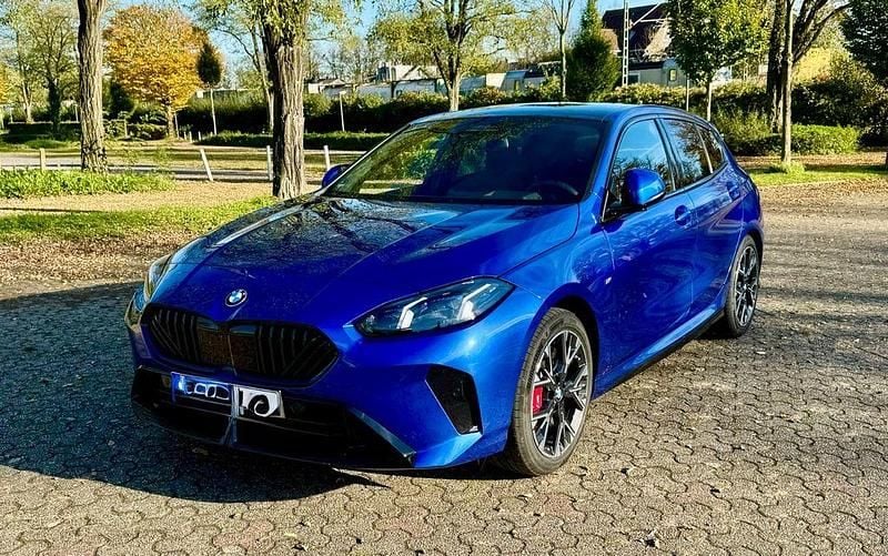 Blau Gebraucht 2024 BMW 120 Performance Kleinwagen | 37.899 € (Fairer Preis) - Bild 1/4