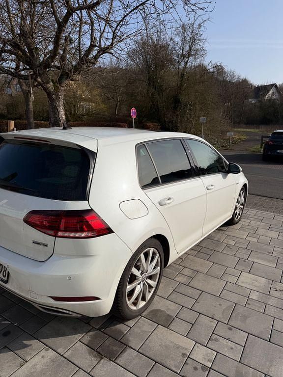 Gebraucht VW Golf VII Highline 131 PS (96 kW) 2019 Weiß Limousine