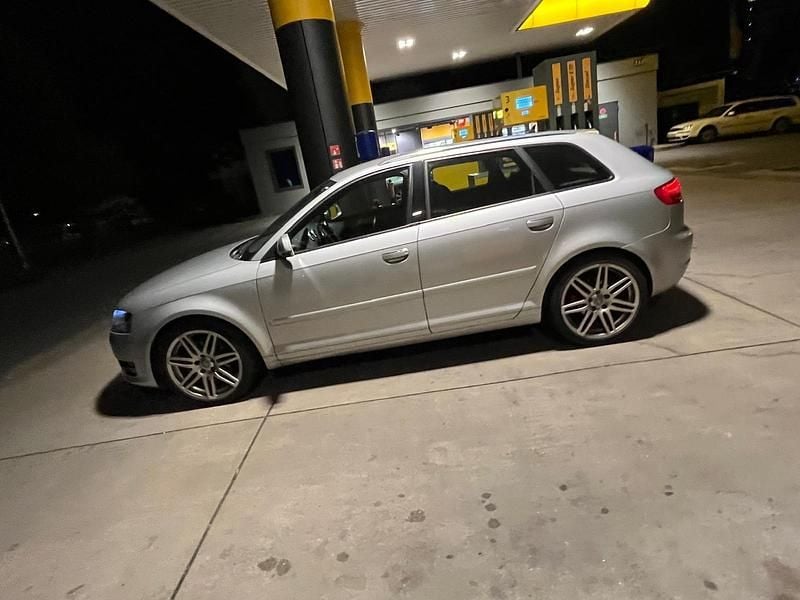 Silber Gebraucht 2012 Audi A3 Sportback Kombi | 11.000 € (Teuer) - Bild 1/4