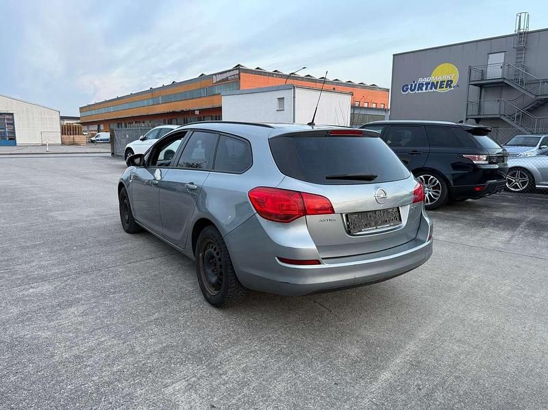 Gebraucht Opel Astra Edition 110 PS (80 kW) 2011 Silbersee/perl silber (m2) Kombi