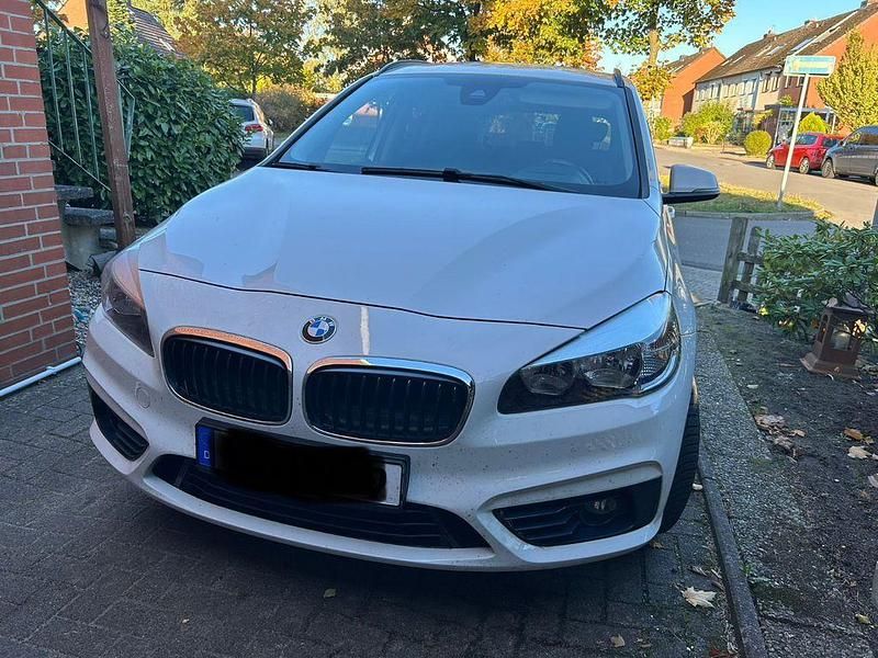 Weiß Gebraucht 2016 BMW 220 Gran Tourer Sport Line Van / Kleinbus | 12.999 € (Superpreis) - Bild 1/4