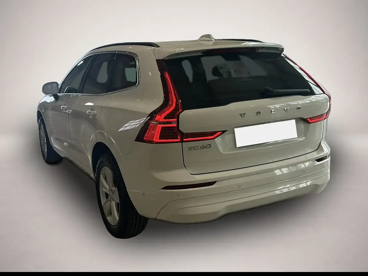 Gebraucht Volvo XC60 Momentum 197 PS (144 kW) 2022 Weiß SUV