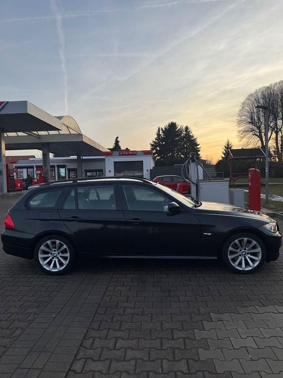 Gebraucht BMW 320 177 PS (130 kW) 2009 Schwarz Kombi
