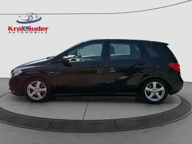 Używany Mercedes B180 122 KM (89 kW) 2012 Czarny Minivan