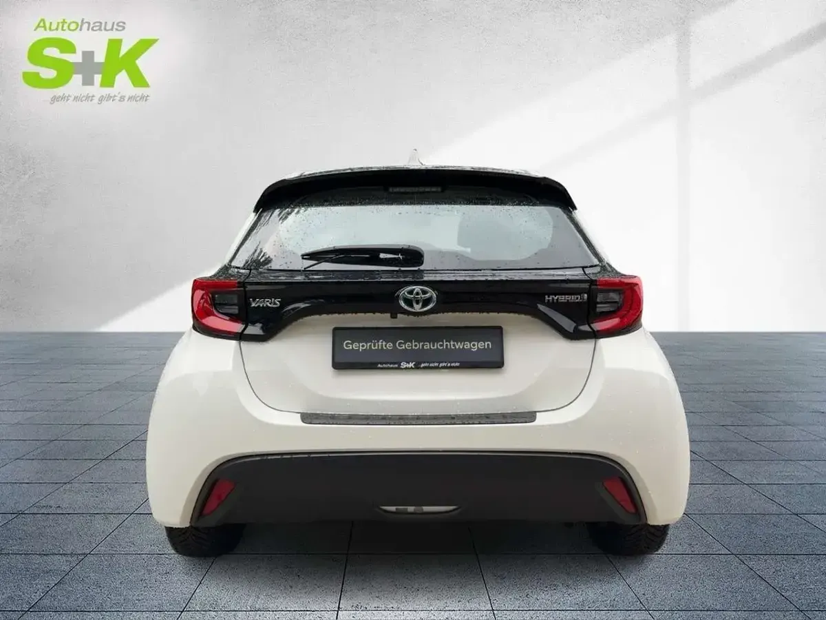 Gebraucht Toyota Yaris Basis 116 PS (85 kW) 2023 Schneeweiß Kleinwagen