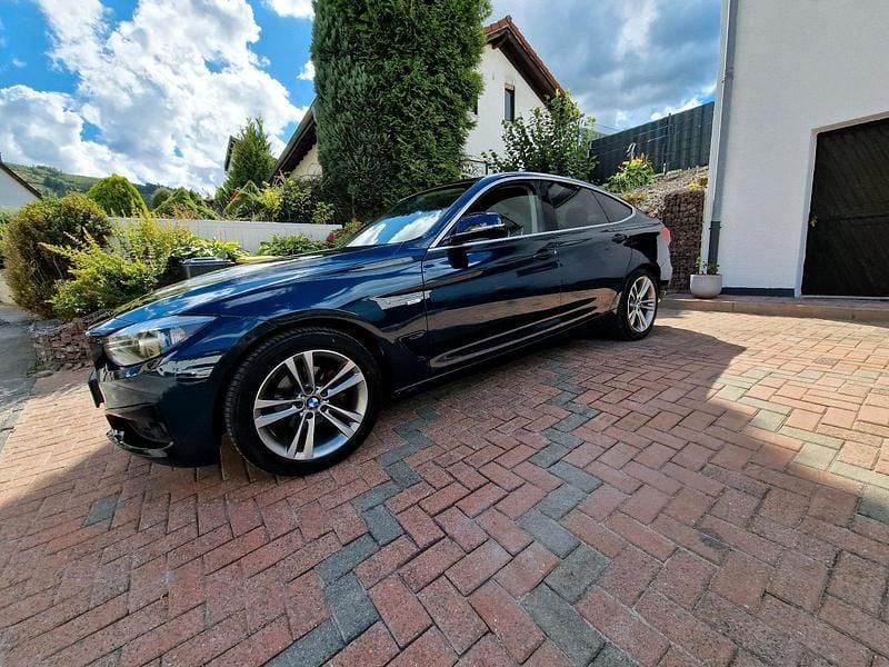 Blau Gebraucht 2014 BMW 318 Gran Turismo Limousine | 11.000 € (Fairer Preis) - Bild 1/4