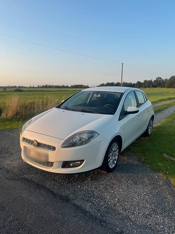 Weiß Gebraucht 2011 Fiat Bravo Kleinwagen | 2.850 € (Fairer Preis) - Bild 1/4