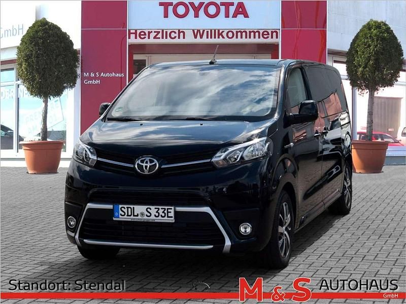 Graphitschwarz Gebraucht 2023 Toyota Proace Verso Team Kombi | 47.930 € - Bild 1/4