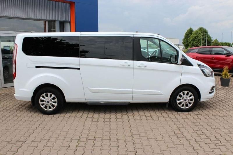 Gebraucht Ford Tourneo Titanium 131 PS (96 kW) 2019 Weiß Van / Kleinbus