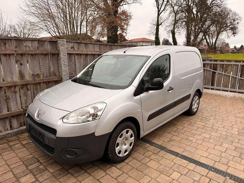 Grau Gebraucht 2015 Peugeot Partner Comfort Van / Kleinbus | 5.500 € (Etwas zu teuer) - Bild 1/4