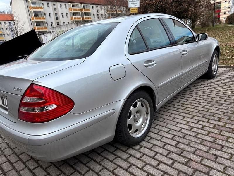 Gebraucht Mercedes E220 Classic 150 PS (110 kW) 2004 Silber Limousine