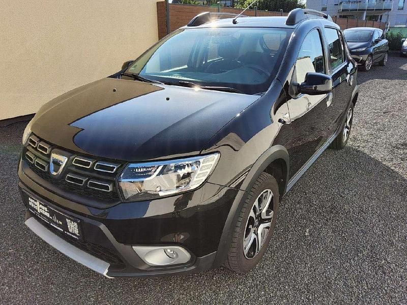 Perlmuttschwarz Gebraucht 2018 Dacia Sandero Celebration Kleinwagen | 8.980 € (Fairer Preis) - Bild 1/4