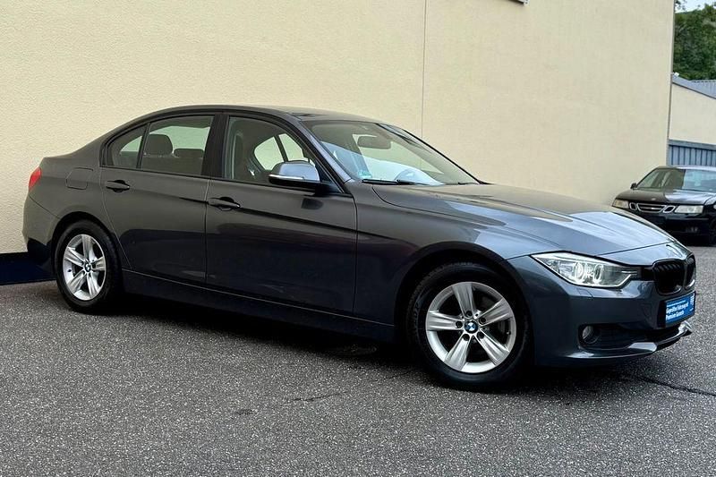 Grau Gebraucht 2013 BMW 318 Comfort Edition Limousine | 9.490 € (Fairer Preis) - Bild 1/4