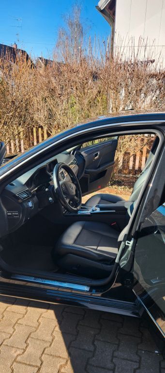 Schwarz Gebraucht 2009 Mercedes E220 Avantgarde Limousine | 10.500 € (Fairer Preis) - Bild 1/4