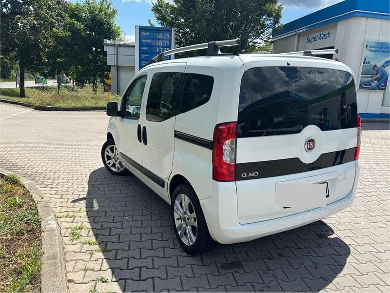 Weiß Gebraucht 2011 Fiat Qubo Trekking Van / Kleinbus | 4.300 € (Fairer Preis) - Bild 1/4