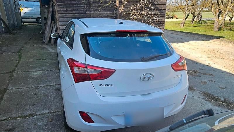 Gebraucht Hyundai i30 110 PS (80 kW) 2015 Weiß Limousine