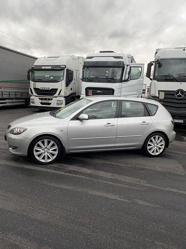 Silber Gebraucht 2005 Mazda 3 Inclusive Limousine | 2.700 € (Fairer Preis) - Bild 1/4
