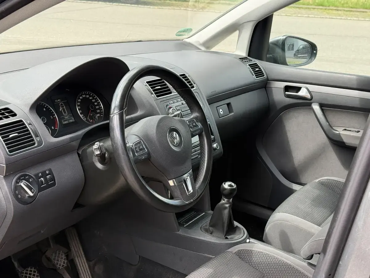 Gebraucht VW Touran Comfortline 105 PS (77 kW) 2011 Grau Van / Kleinbus
