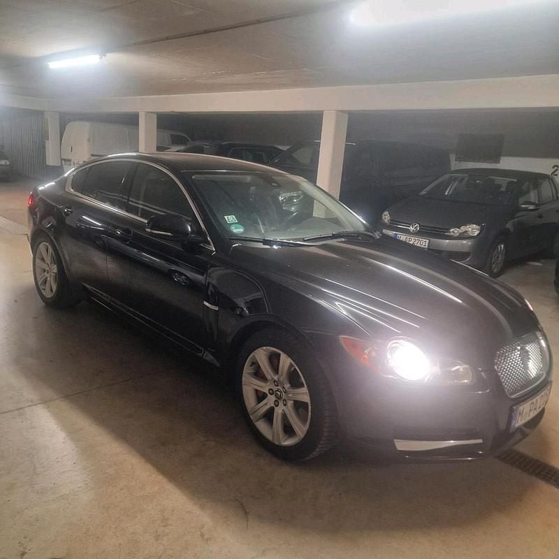 Schwarz Gebraucht 2010 Jaguar XF Limousine | 7.999 € - Bild 1/4