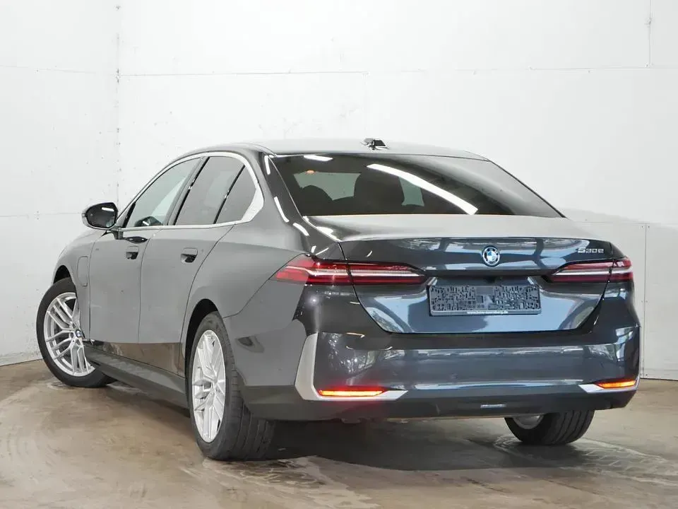 Gebraucht BMW 530e Sport Line 299 PS (219 kW) 2025 Grau Limousine