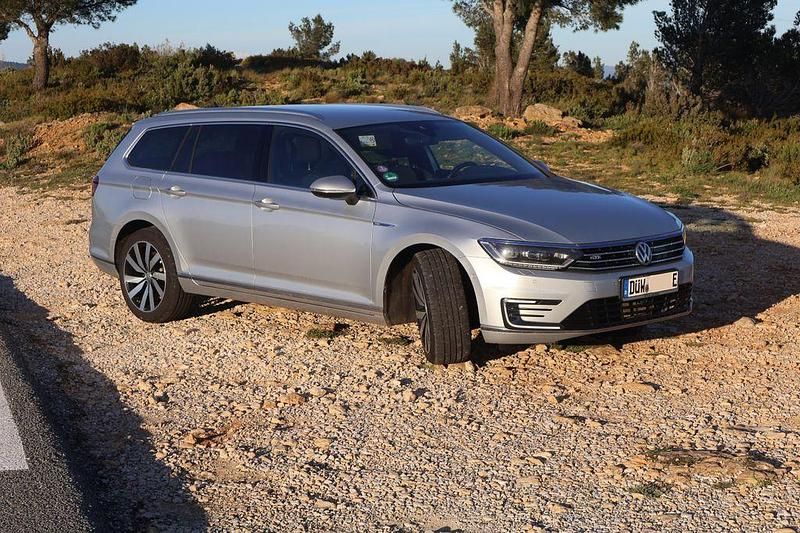 Silber Gebraucht 2016 VW Passat GTE Kombi | 18.499 € (Teuer) - Bild 1/4