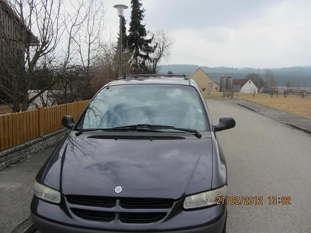 Gebraucht Chrysler Voyager 166 PS (122 kW) 1997 Grau metallic Van / Kleinbus