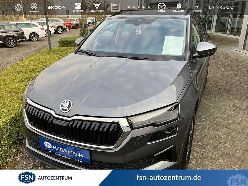 Grau (graphitegrau metallic) met. Gebraucht 2024 Skoda Karoq Selection SUV | 36.990 € (Teuer) - Bild 1/4
