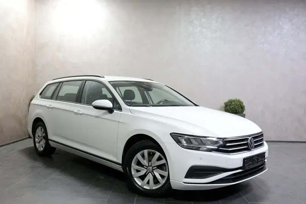 Gebraucht VW Passat 122 PS (89 kW) 2022 Pure white Kombi