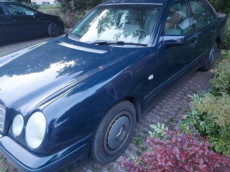 Blau Gebraucht 1998 Mercedes E200 Classic Limousine | 2.500 € (Superpreis) - Bild 1/4