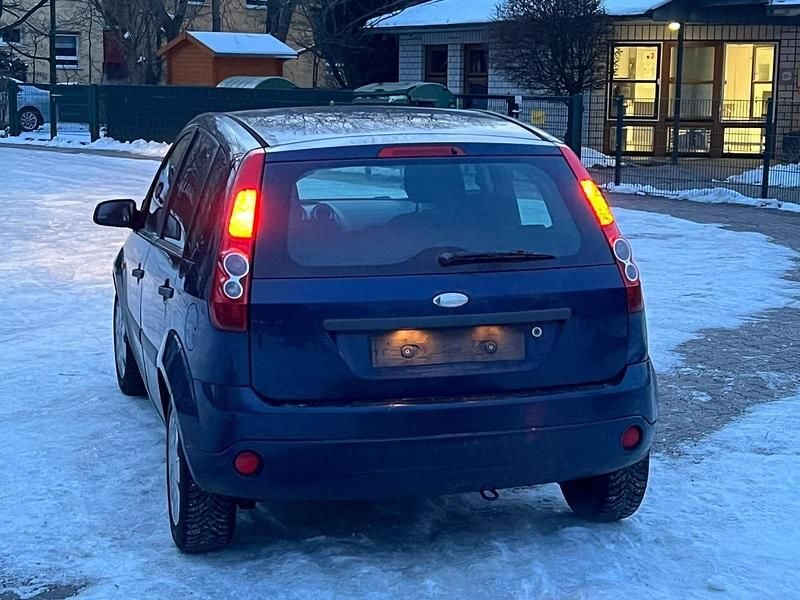 Gebraucht Ford Fiesta 70 PS (51 kW) 2006 Blau Kleinwagen