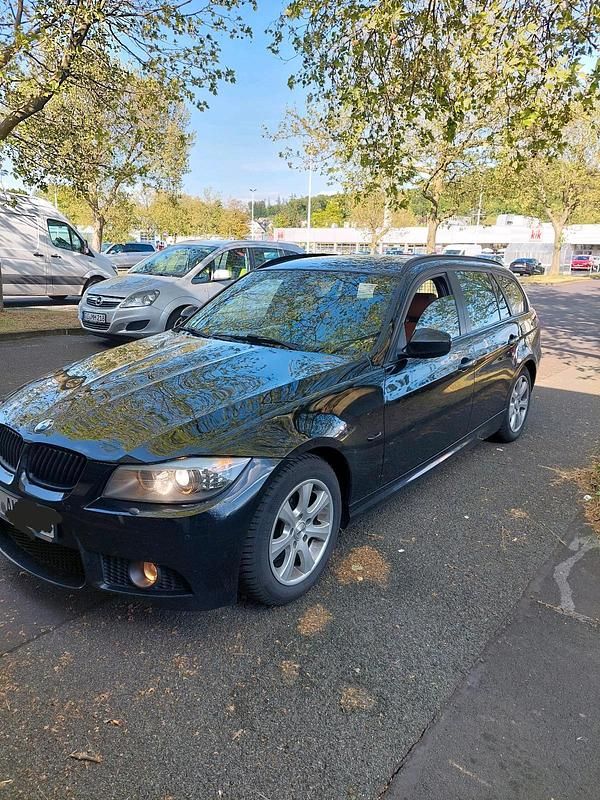 Gebraucht BMW 320 184 PS (135 kW) 2010 Schwarz Kombi