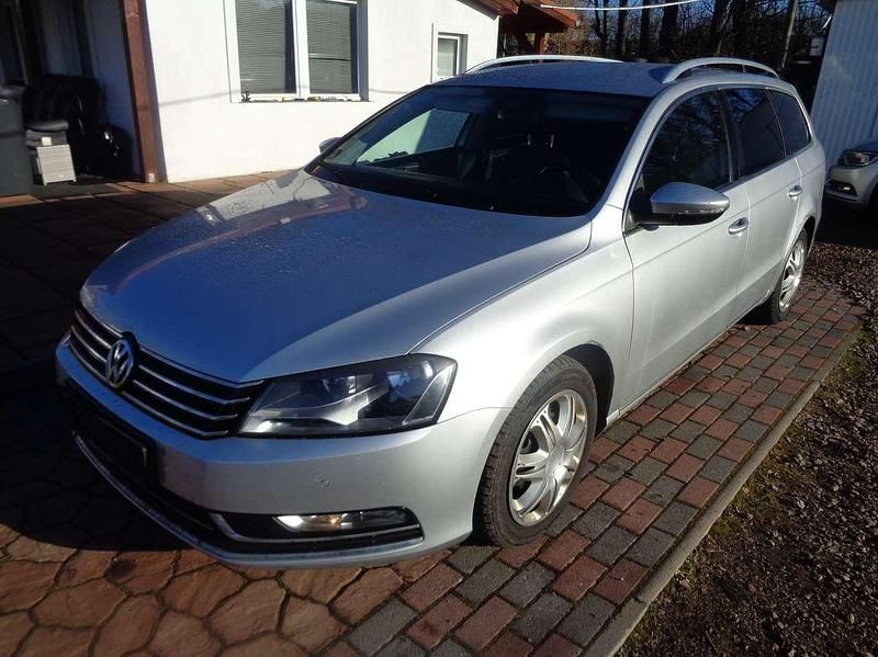 Silber Gebraucht 2011 VW Passat Highline Kombi | 3.490 € (Superpreis) - Bild 1/4