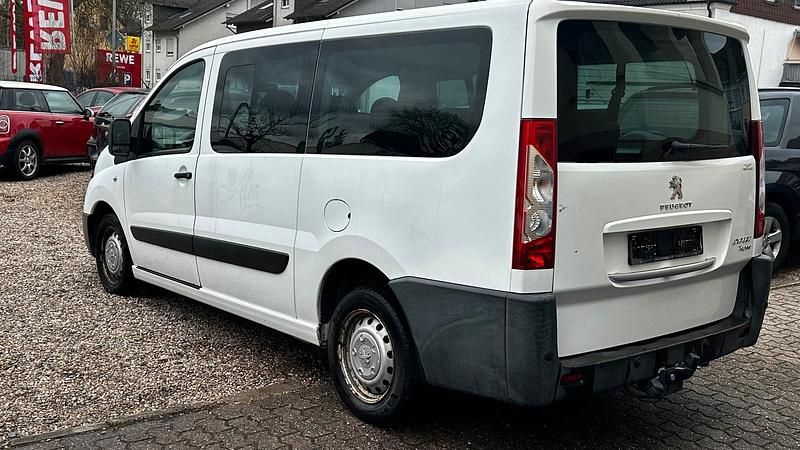 Gebraucht Peugeot TePee 128 PS (94 kW) 2012 Weiß Van / Kleinbus