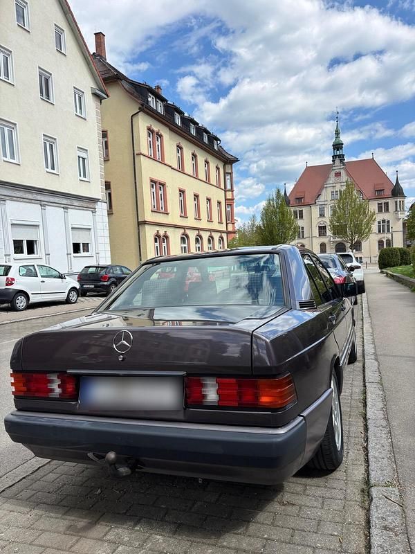 Second-hand Mercedes 190 109 CP (80 kW) 1993 Andere farben Berlinǎ